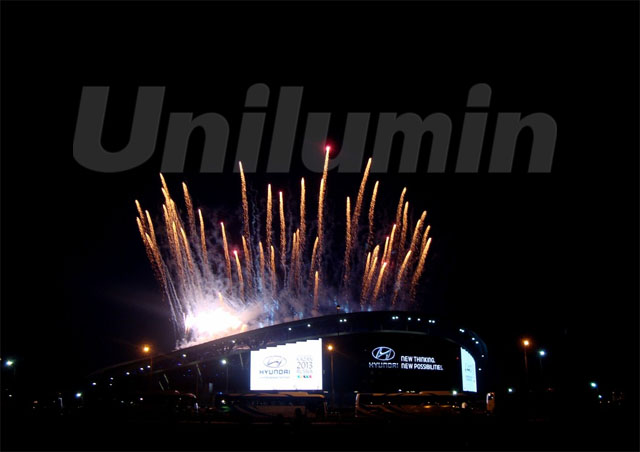  图为：开幕式当天，主体育馆表墙LED显示屏及观多