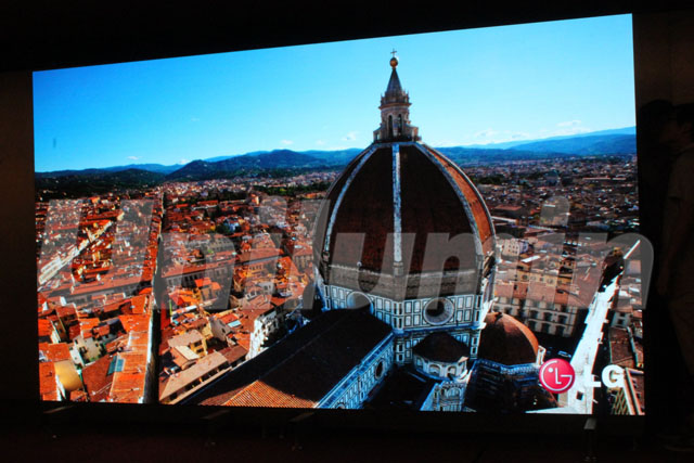 UTV高清幼间距LED显示屏现场播放画面