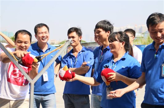 “恼怒的幼鸟”现实版，各人玩的不亦乐乎。