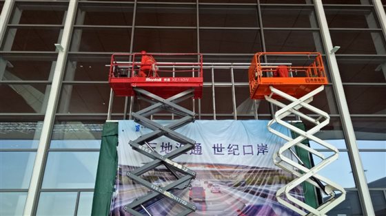 ▲不畏艰巨，只争朝夕赶工期